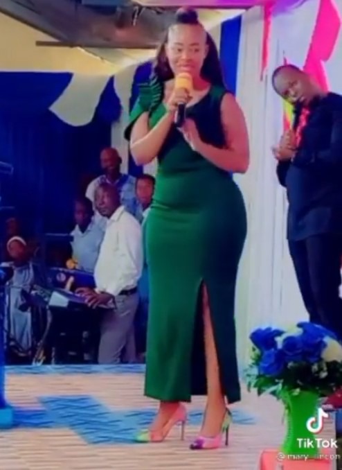 Pastor caught looking at a woman's butt during church service (Video) -  Gatmash - Exclusive Breaking News