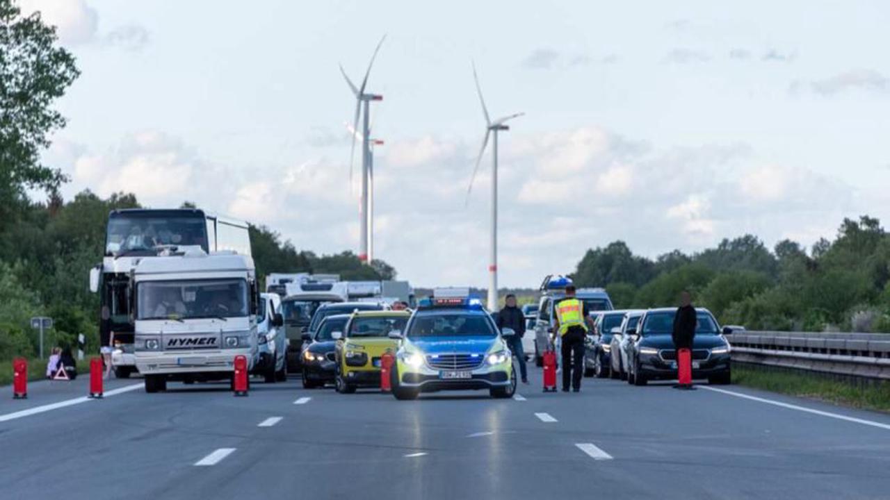 Autofahrerin kollidiert mit Lastwagen – Autobahn gesperrt