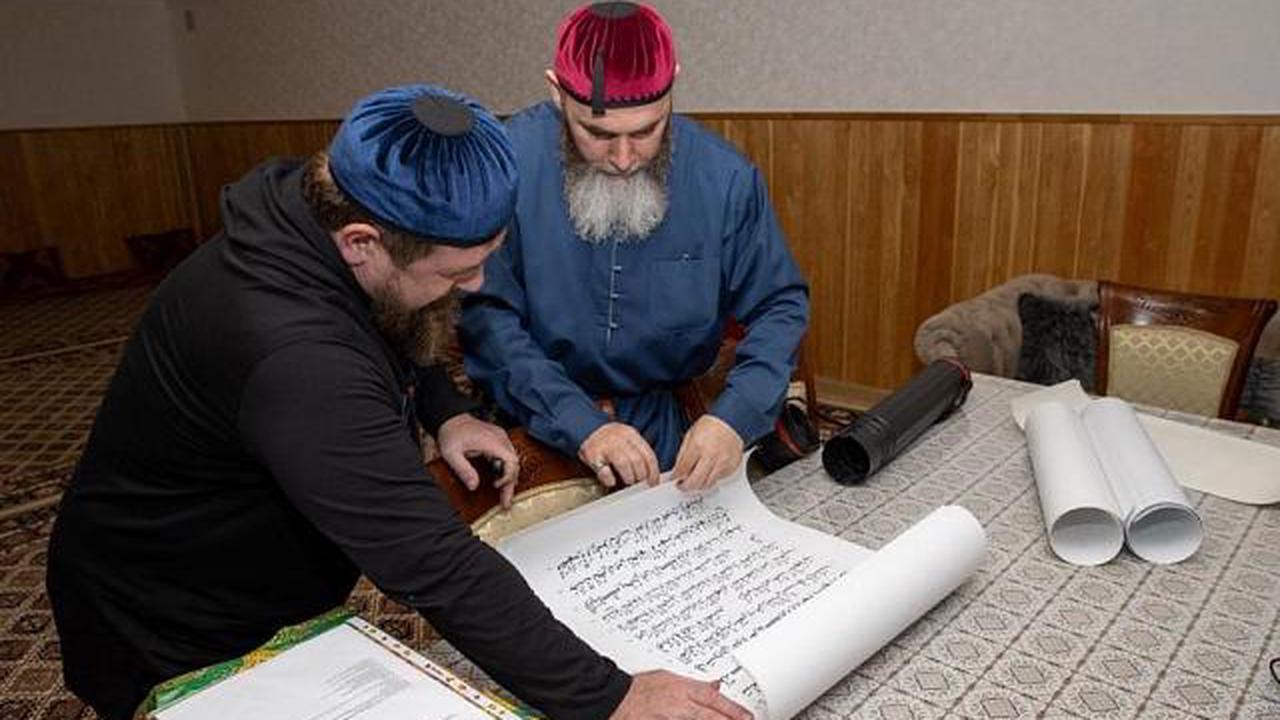 Кадырову показали рукописный Коран, выполненный каллиграфом Шукри Харачо