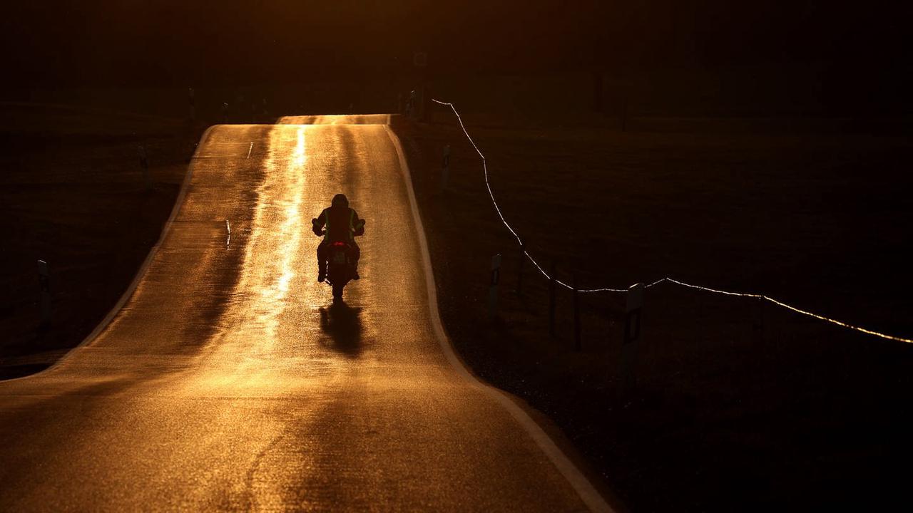 Sternhagelvoll im Kuhkostüm: Motorradfahrer kassiert etliche Anzeigen