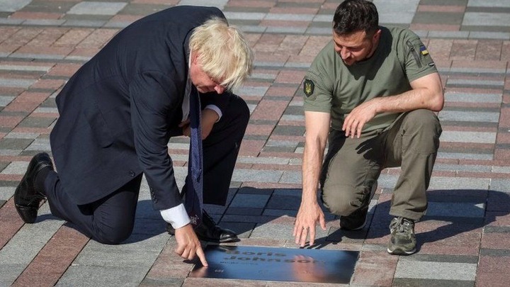 Boris Johnson: Endure energy crisis to counter Russia in Ukraine - BBC News