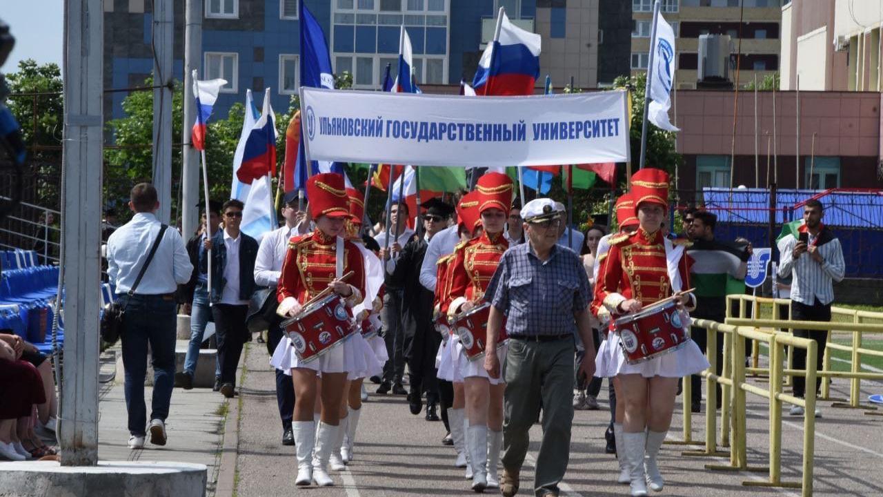 По центральным улицам Ульяновска прошел парад выпускников: фото