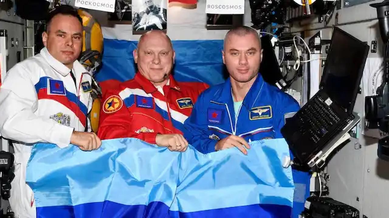 ISS: Russische Kosmonauten zeigen Flaggen von Donezk und Luhansk