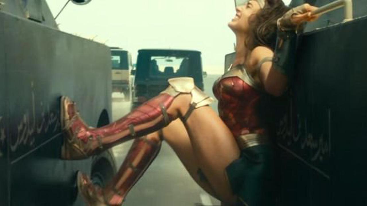 Gal Gadot trainiert schon einmal für "Wonder Woman 3" und präsentiert uns ihre schönen Beine