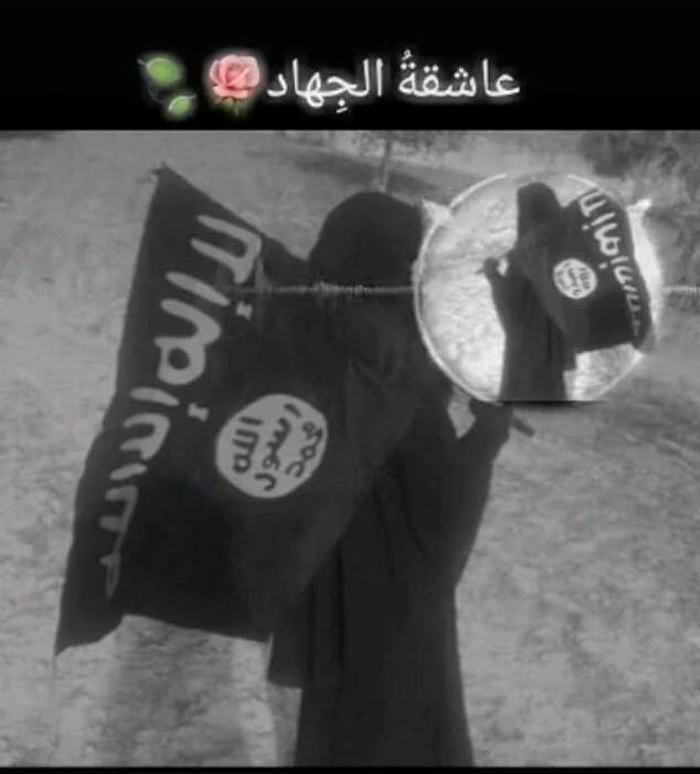 Tangkap layar dari sebuah video memperlihatkan seorang wanita membawa bendera ISIS
