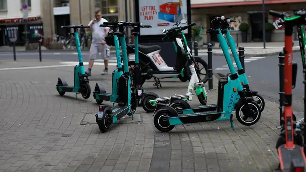 Teils über zwei Promille: Fünf Unfälle mit E-Scootern am Wochenende in Köln