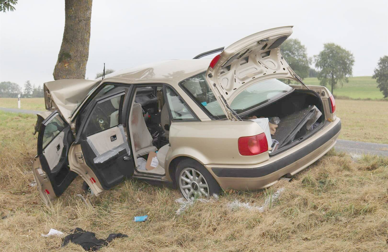 blaulicht todlicher unfall in der eifel auto kracht gegen baum opera news
