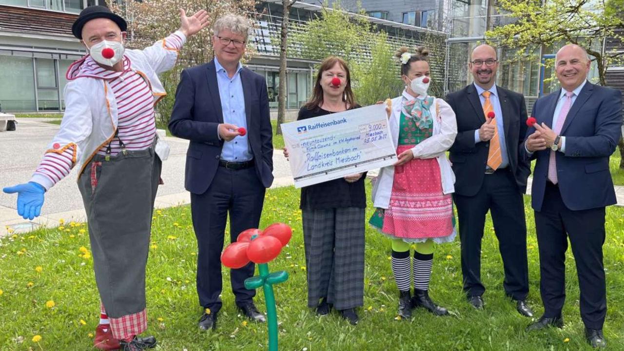 Großzügige Spende für Besuche der Klinik-Clowns im Krankenhaus Agatharied
