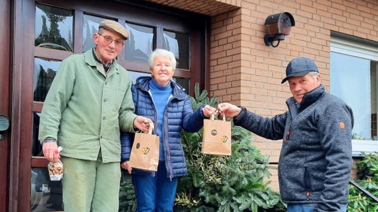 250 Weihnachtstüten für die Deensens Senioren
