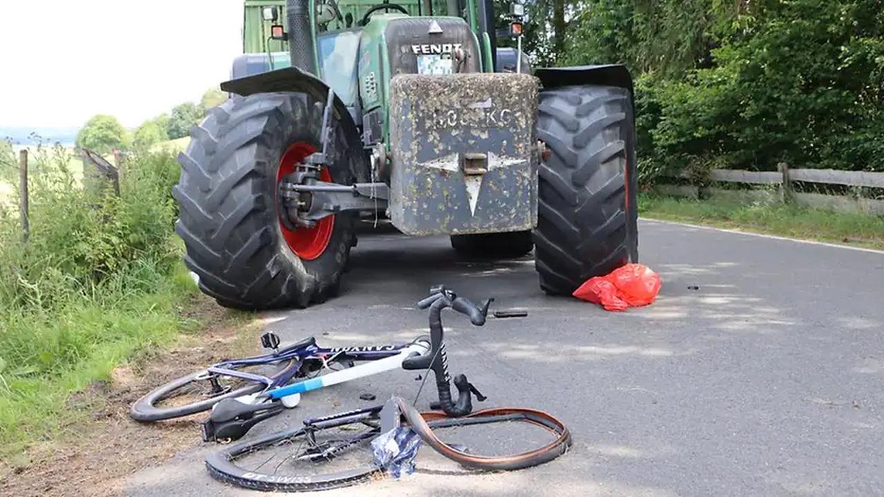 Unfall: Radfahrer prallt in Reichshof frontal gegen Traktor