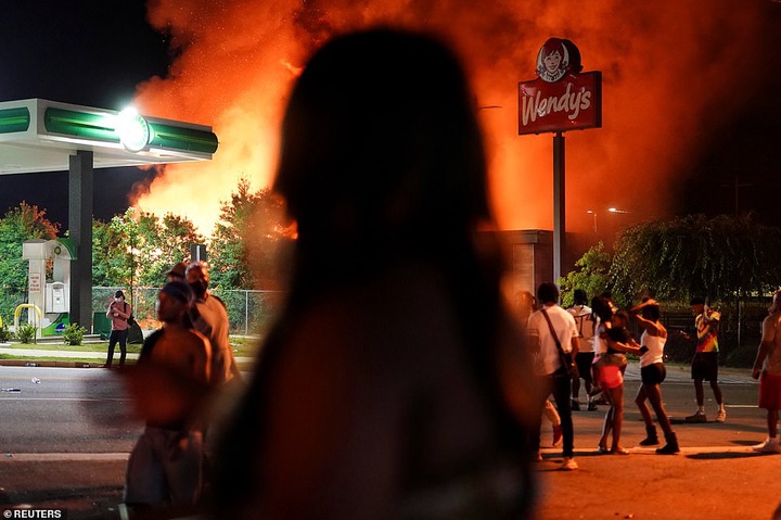  Atlanta protesters block interstate, set fire to restaurant where police killed black man (Photos/Videos)