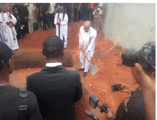 This Nnamdi Kanu Photo At His Parents Burial Causes Controversy On