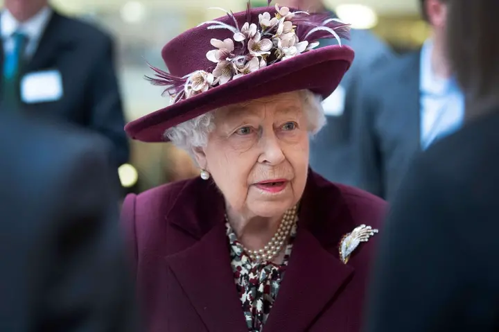 Elizabeth II wearing a red hat: Victoria Jones - WPA Pool/Getty Images