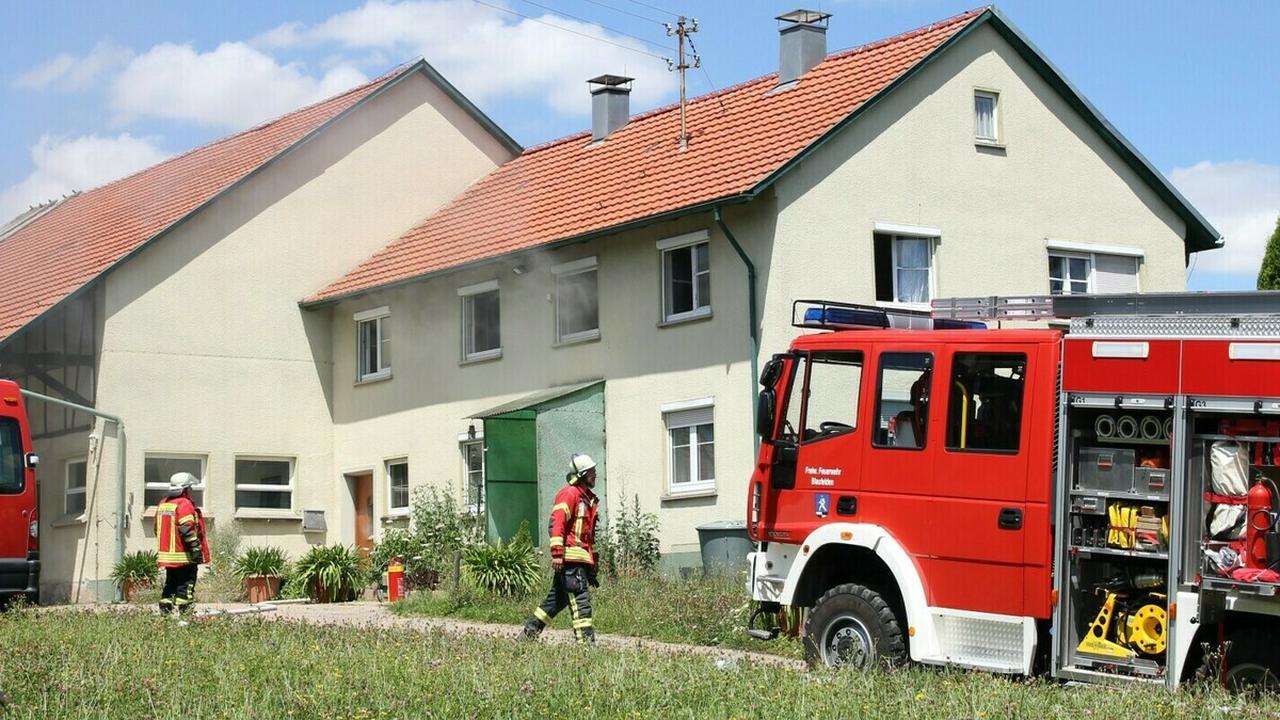Brand in Blaufelden Feuerwehr mit Großaufgebot im Einsatz: Rauch im ganzen Wohnhaus
