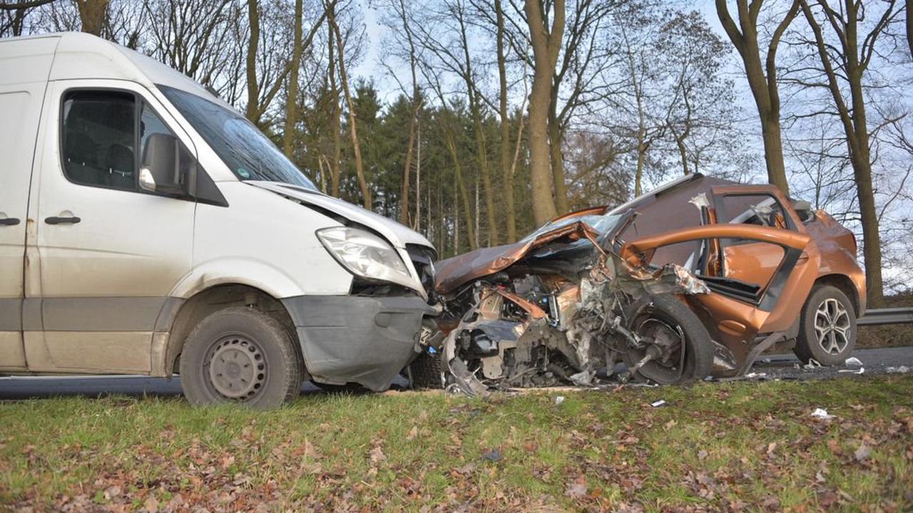 Drei Verletzte bei Unfall im Norden – Fahrer im Auto eingeklemmt