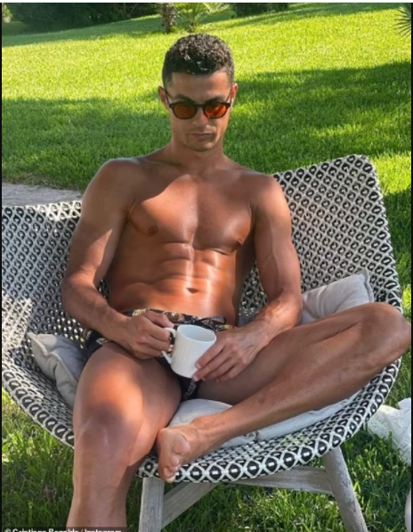 Shirtless Cristiano Ronaldo relaxes in the sun with girlfriend Georgina Rodriguez and his children during boat trip in Majorca (photos)