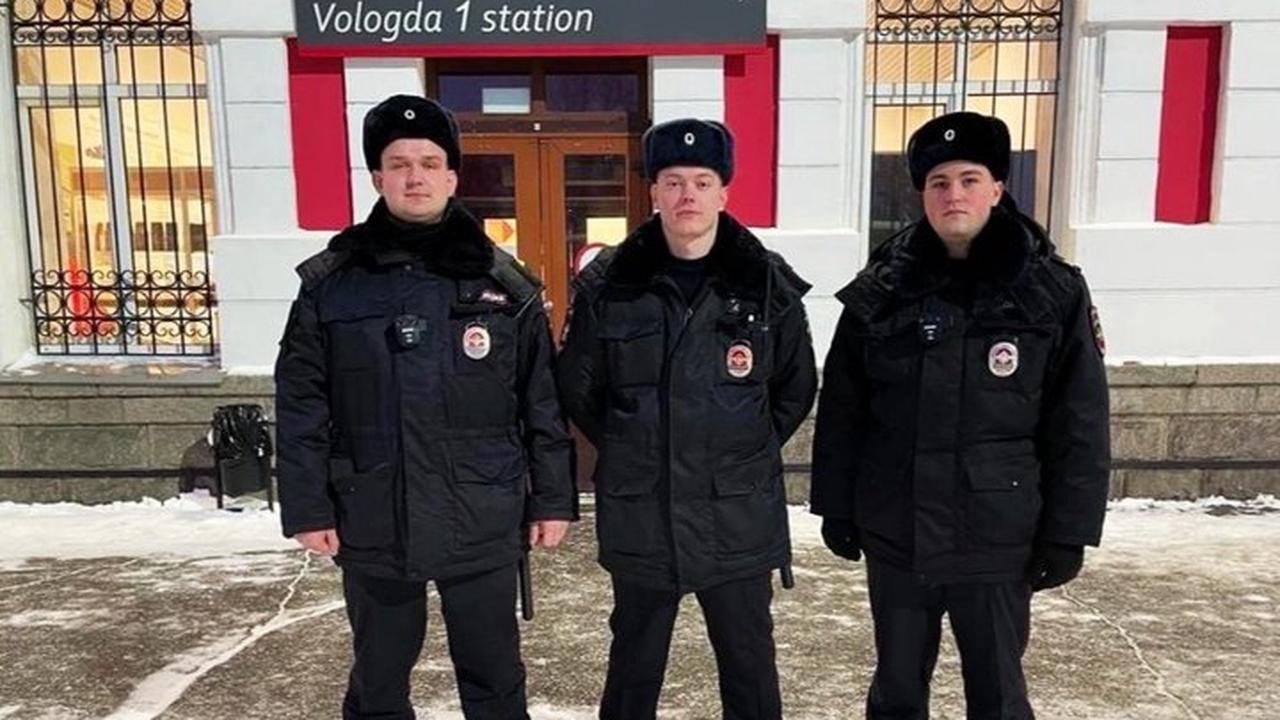 Полицейские спасли жизнь пассажиру на вокзале в Вологде
