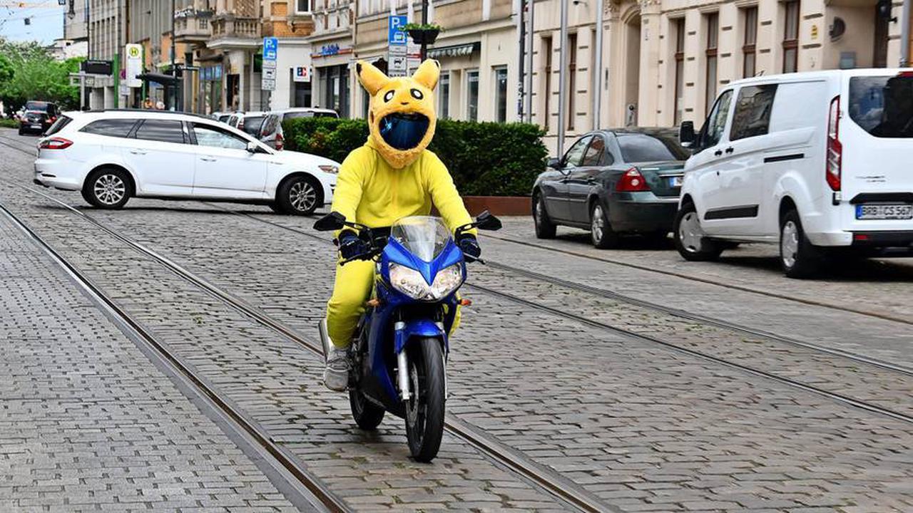 KostenpflichtigWarum ein Biker als Pikachu verkleidet durch Brandenburg fährt