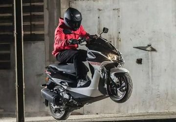 detail Malaguti Mission 125 saat dipakai riding