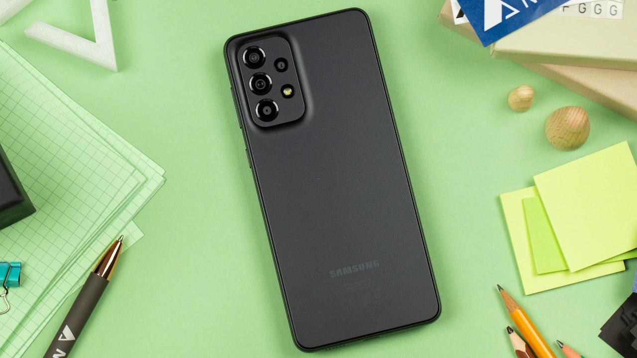 Samsung Galaxy A33 im Test: Feines Mittelklasse-Handy – mit einem Haken