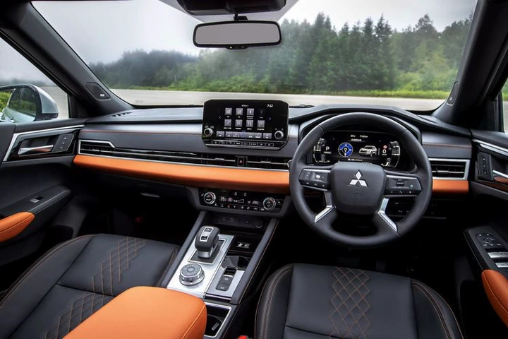 Tampilan interior dari model baru Mitsubishi Outlander PHEV