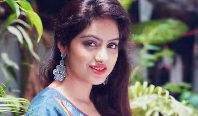 Deepika Singh looking at the camera: Deepika Singh played the lead role in Diya Aur Baati Hum. ()