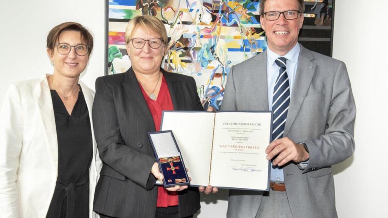 Verdienstkreuz am Bande des Verdienstordens der Bundesrepublik Deutschland für Professorin Dr. Sylvia Thun aus Overath