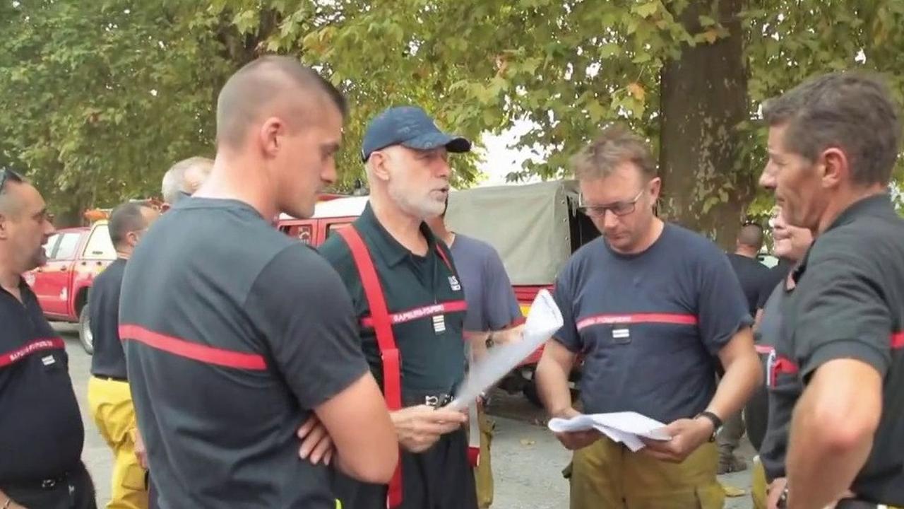 Incendies : qui sont les pompiers volontaires qui combattent les flammes ?
