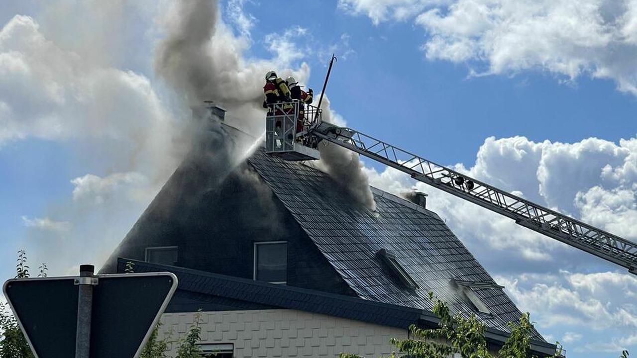 Feuerwehr verhindert Schlimmeres: Zwei Bewohner bei Wohnhausbrand verletzt