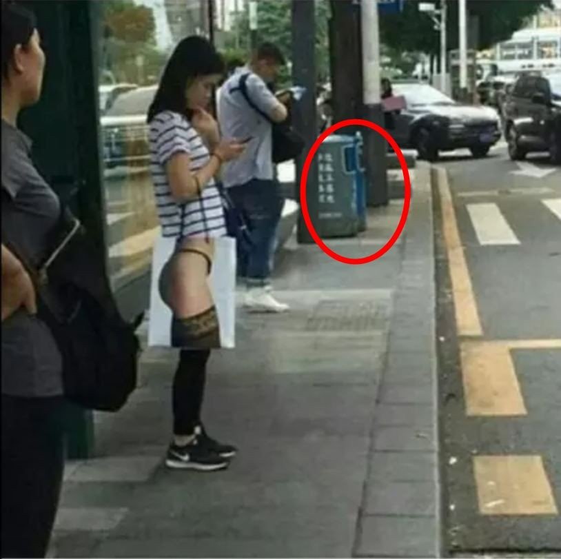 Jangan Fokus ke Lingkaran Merah, 10 Potret Ini Bikin Pikiran Ngeres