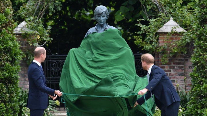 William and Harry unite to unveil Princess Diana?s statue at Kensington Palace (photos)