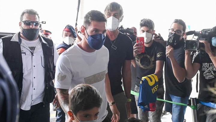 Messi receives cheers by a multitude in Paris airport