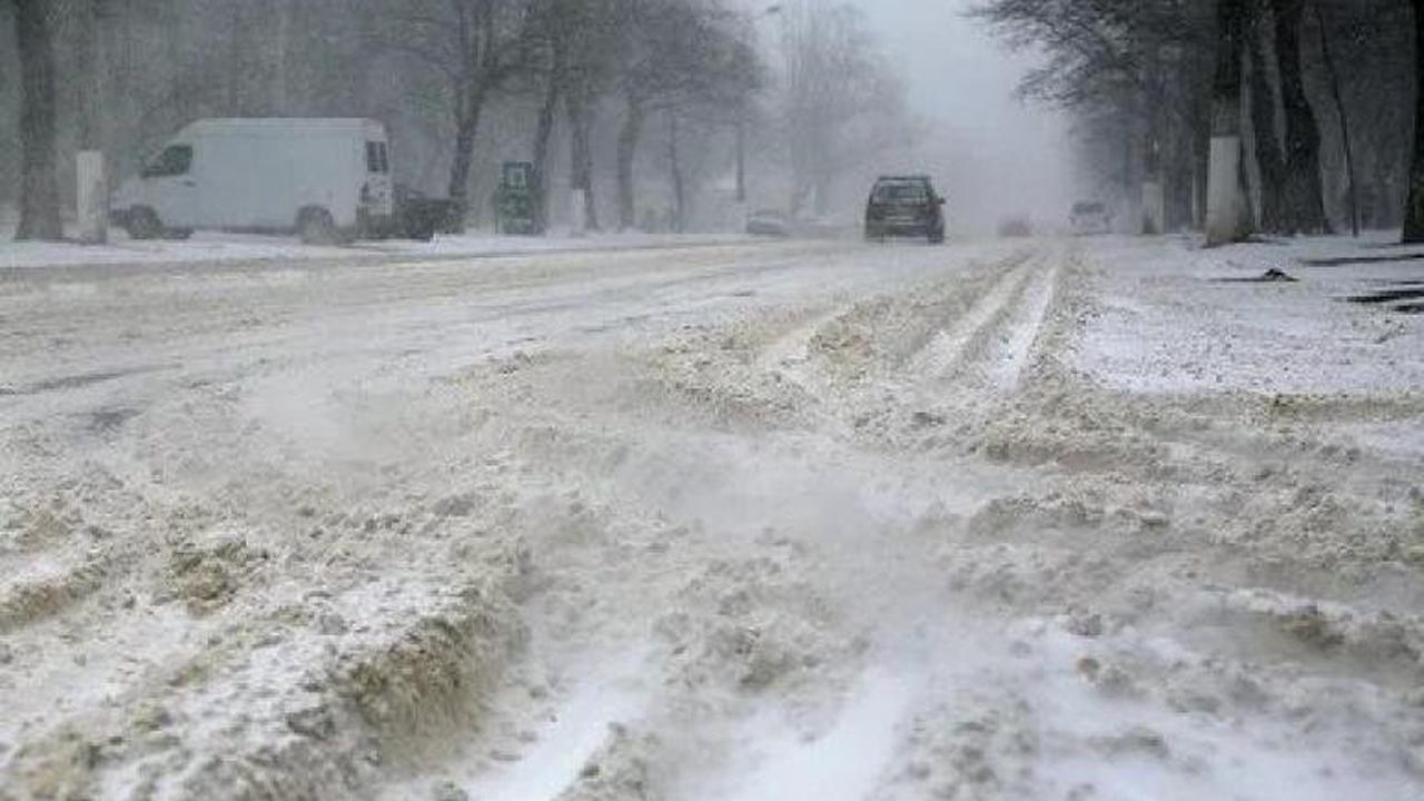 Около 100 грузовых автомобилей стоят в очереди на перевале на Кубани из-за снегопада
