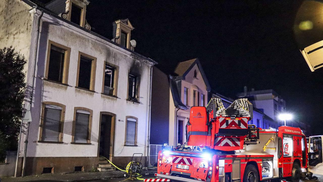 20 Feuerwehrleuten im Einsatz : Zuerst brannte nur eine Mülltonne, dann ein ganzes Haus – Feuerwehr Dillingen gleich mehrfach im Einsatz