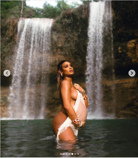 Pregnant Dani Leigh strips down completely to show off her baby