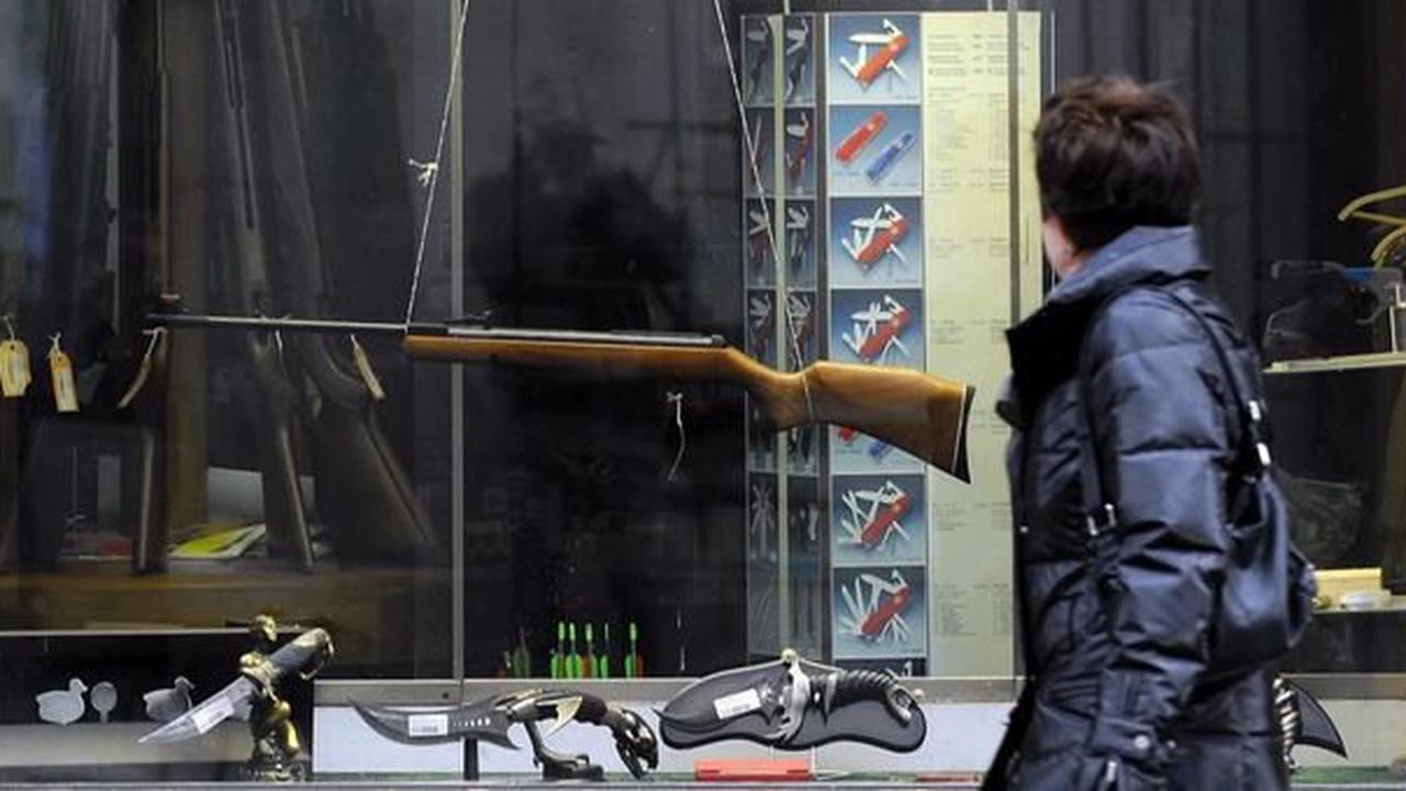 Ukraine-Krieg: Schweizer rüsten mit Waffenscheinen und Munition auf