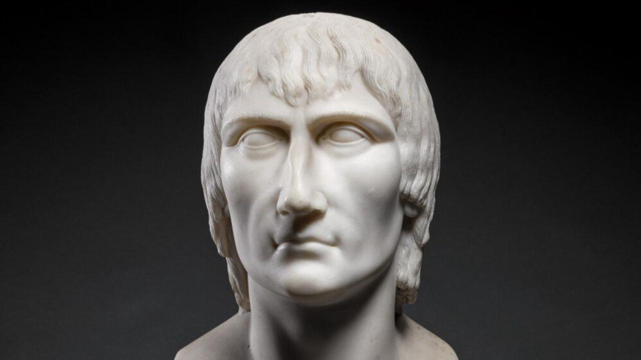 Après avoir acheté le buste d'un anonyme aux enchères, il apprend qu'il s'agit de celui du jeune Napoléon Bonaparte