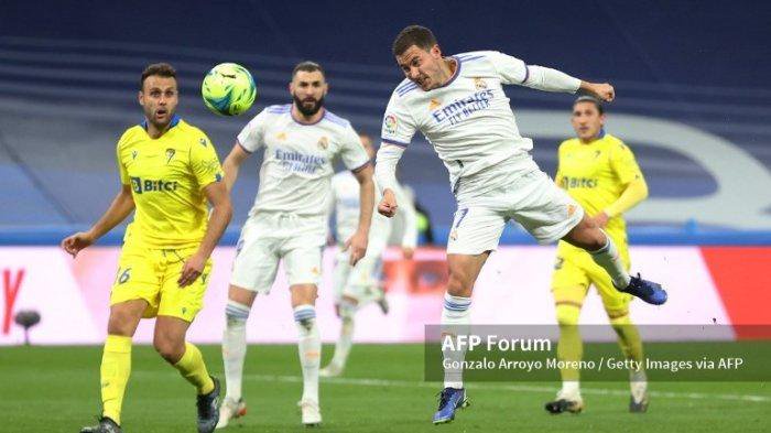 Eden Hazard dari Real Madrid memenangkan sebuah sundulan pada pertandingan LaLiga Santander antara Real Madrid CF dan Cadiz CF di Estadio Santiago Bernabeu pada 19 Desember 2021 di Madrid, Spanyol. (Foto oleh Gonzalo Arroyo Moreno/Getty Images)