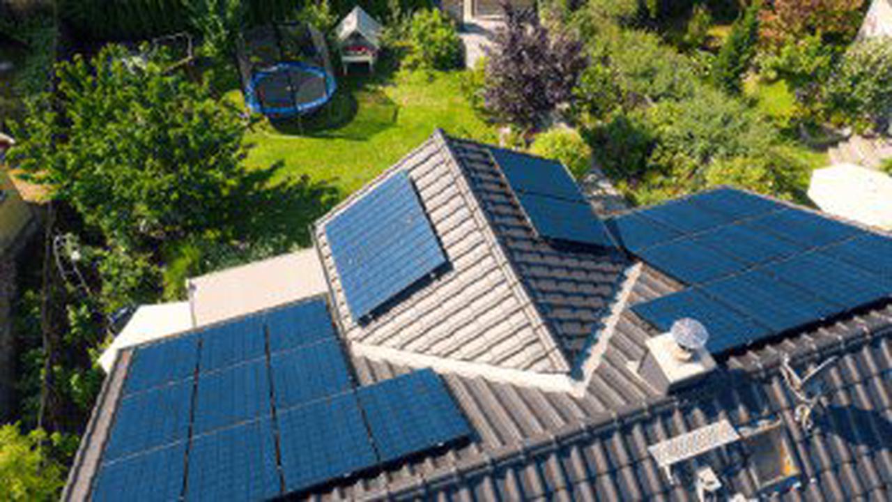 Eigenheimbesitzer*innen planen wegen steigenden Energiepreisen mit Solaranlagen