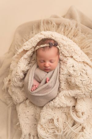 This record-breaking baby is 27 years old — 2 years younger than her mom - Opera News