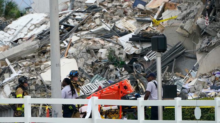 Miami building collapses, leaves 3 dead and 99 people unaccounted for (Photos)