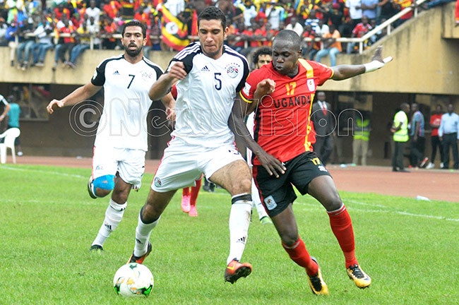  gypts amy abia left contests the ball with ganda ranes arouk iya during a  2018 orld up qualifier at amboole ugust 31 2017 ganda beat gypt 10 hoto by ichael subuga