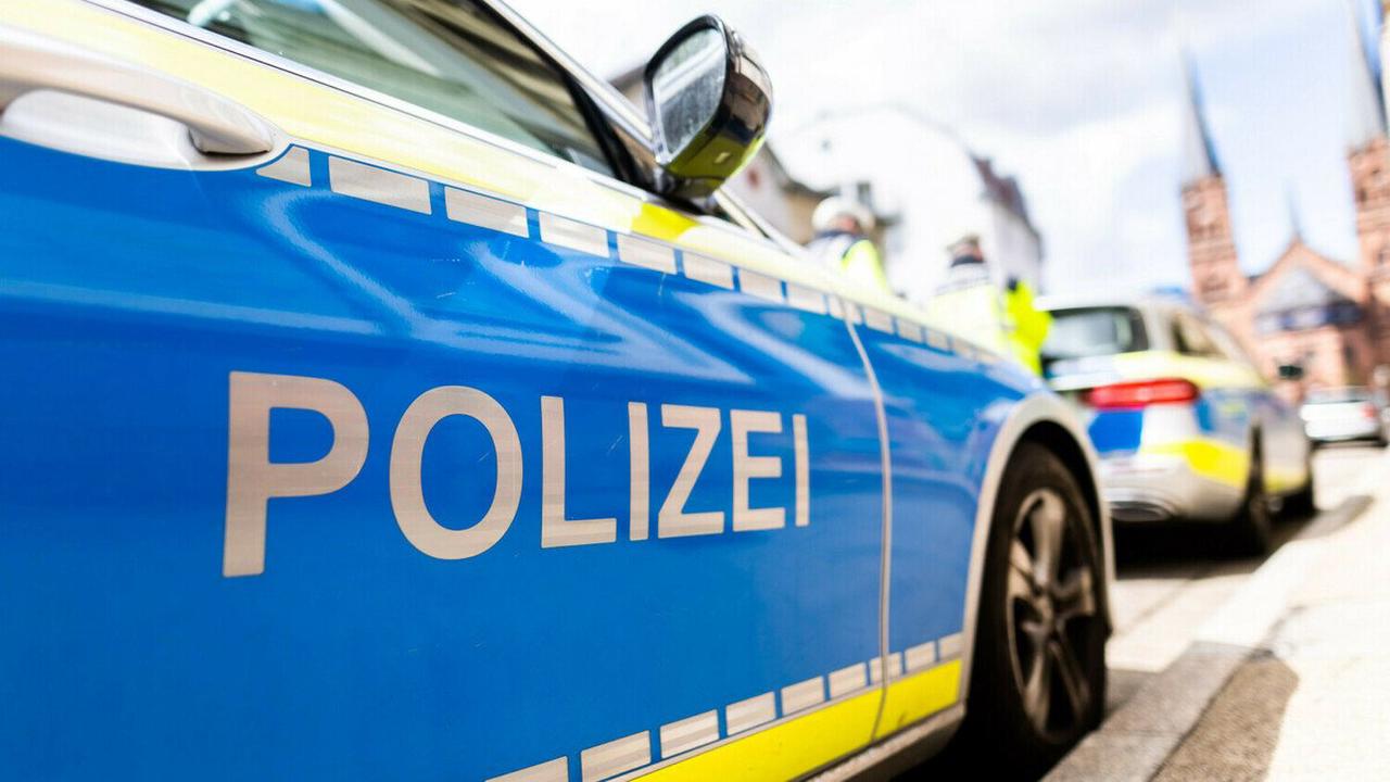 Unglück 18-jähriger Radfahrer in Reutlingen schwer verletzt Schwerer Fahrradunfall in der Nacht