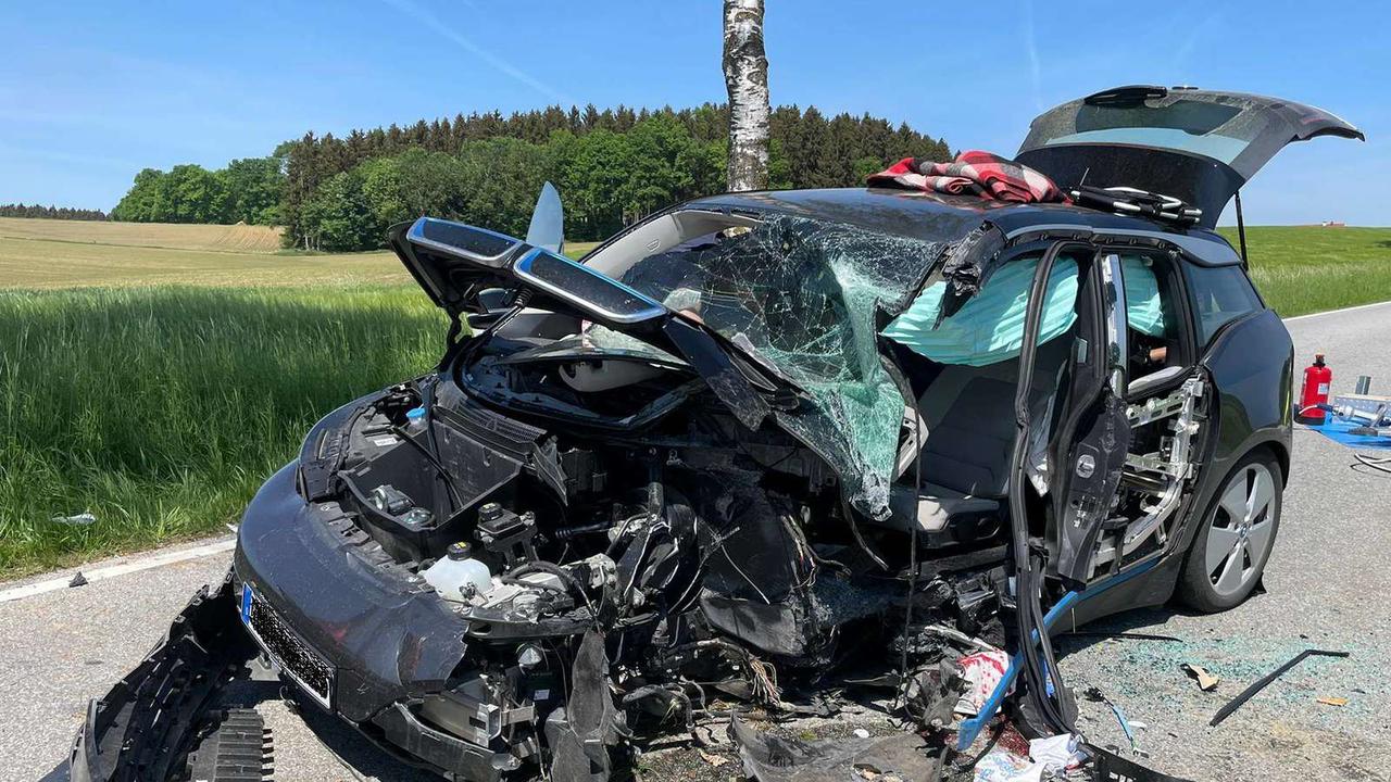 Frau kracht mit BMW frontal gegen Baum: schwer verletzt mit Hubschrauber ins Krankenhaus geflogen