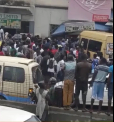 Just In: Sprinter Bus Crush Into Phone Shop At Circle(Video)
