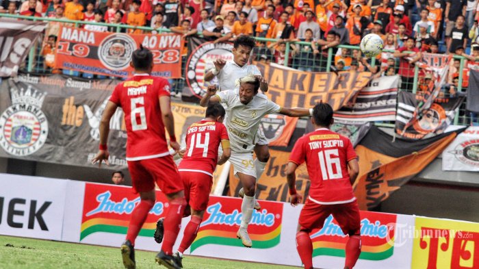 Pemain Persija Jakarta berebut bola dengan pemain PSS Sleman dalam laga pertandingan lanjutan Liga 1 di Stadion Patriot, Bekasi, Rabu (3/7/2019). Dalam laga tersebut Persija berhasil mengalahkan PSS Sleman dengan skor 1-0 lewat gol Marko Simic. Warta Kota/Feri Setiawan