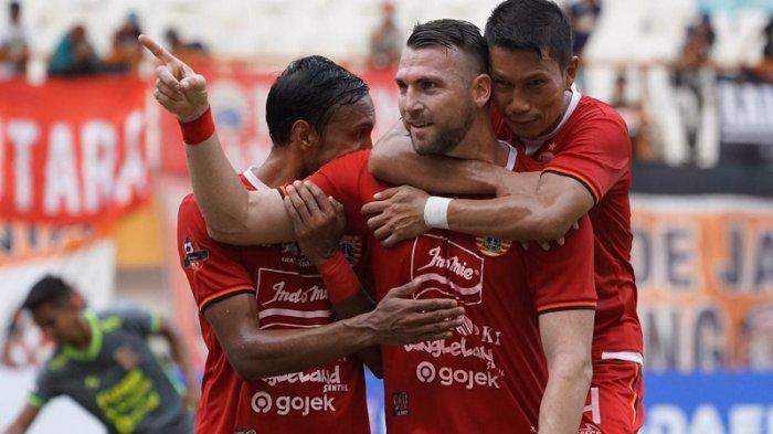 Marko Simic disambut rekan usai jebol gawang Borneo FC
