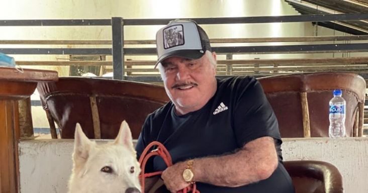 Vicente Fernández "sitting on a couch … serious, but ...