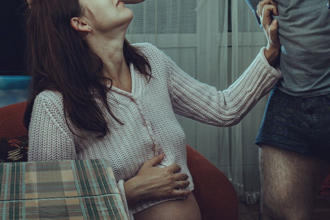 Le Bebe Donne Des Coups De Pied Dans Le Ventre De Sa Maman La Tete Du Chien N A Pas De Prix Video Opera News