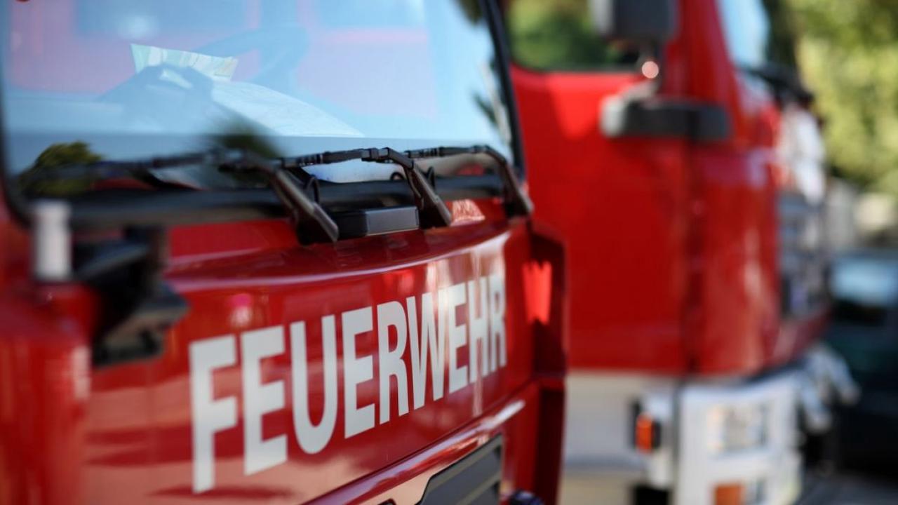 Blaulichtreport für 66606 St. Wendel, 26.06.2022: Brand eines Papiercontainers mit Übergriff auf Fassade eines Schulgebäudes